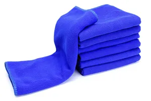 Mikrofasertuch Detailansicht, blaues weiches Reinigungstuch für Auto, stark saugfähiges Material.