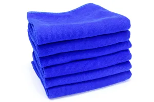 Nahaufnahme stapelbarer blauer Mikrofasertücher, zeigt weiche Textur und feines Gewebe.