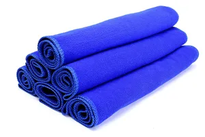 Hochwertige blaue Mikrofaser-Reinigungstücher ordentlich gerollt für Auto und Haushalt.