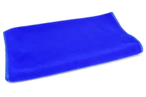 Nahaufnahme des blauen Mikrofasertuches mit feiner Webtextur und sauberer Kantennaht.