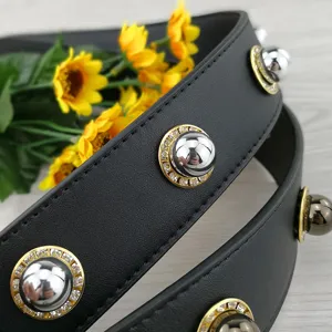 Courte bandoulière de sac en cuir noir avec clous sphériques métalliques et strass