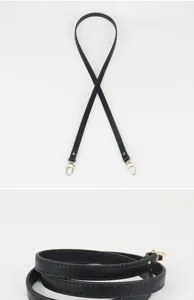 Vue détaillée de la lanière de sac de rechange en cuir noir avec crochets métalliques solides.