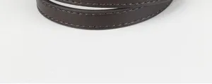 Détail de lanière en cuir marron foncé, double couture fine, accessoire de rechange.