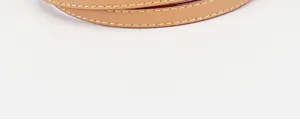 Gros plan détaillé d'une lanière de sac de rechange en cuir véritable avec coutures blanches.