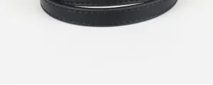 Détail de bandoulière en cuir noir, finitions soignées, accessoire de remplacement idéal.