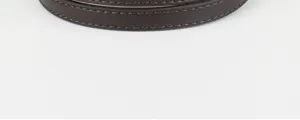 Gros plan de la bandoulière en cuir marron foncé avec des coutures soignées pour sacs à main.