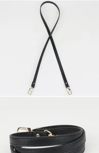 Vue détaillée d'une bandoulière de rechange en cuir noir véritable avec des crochets dorés.