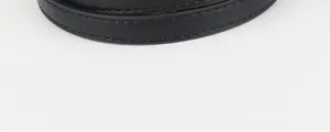 Gros plan détail de bandoulière de sac en cuir noir, sangle de rechange de haute qualité finie.