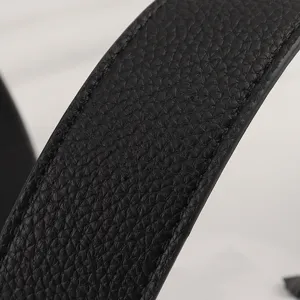 Λεπτομερές κοντινό πλάνο μαύρου δερμάτινου ιμάντα τσάντας με εξαιρετικές ραφές.