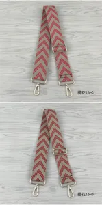 Gros plan sur la sangle de sac tissée réglable avec motif chevron et crochets en métal.