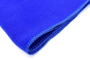 Nahaufnahme eines lebendigen blauen Mikrofaser-Autoreinigungstuchs mit weicher Textur und Rand.