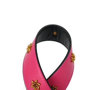 Sangle de sac large en cuir rose avec rivets fleurs dorées vintage pour sacs bandoulière.