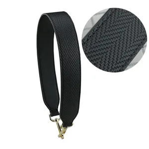 Detailansicht des schwarzen breiten Handtaschen-Ersatzriemens mit Webmuster und Goldhaken.