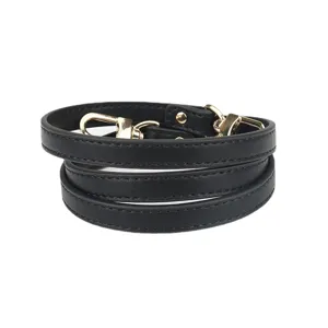 Courroie de sac de rechange en cuir noir avec de belles garnitures dorées pour bandoulière.