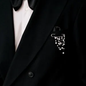 Broche elegante avec pampilles de perles pour costume, accessorio chic pour mariages et soirees.