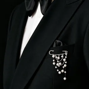 Broche perles glands, belle épingle de sûreté avec chaînes fines pour robe de soirée élégante.