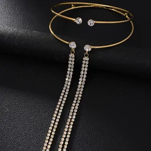 Dettaglio bracciale da braccio in strass oro, frange di cristalli scintillanti per alto braccio.