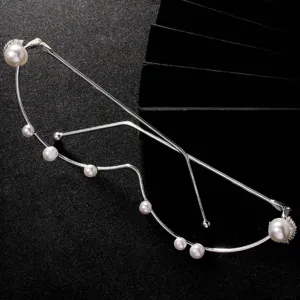 Dettaglio montatura occhiali con perle, accessorio moda in metallo unico per feste.