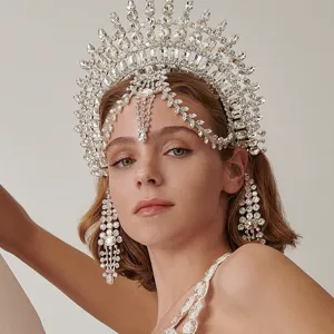 Primer plano detallado de tiara de novia de lujo con pedrería y pendientes de cristal.