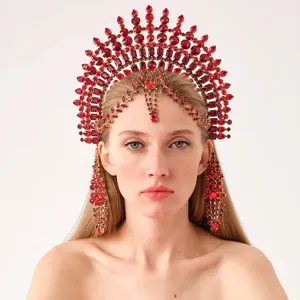 Impresionante detalle de corona halo de cristal rojo, tiara de novia de lujo con pendientes.