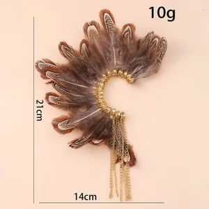 Detailansicht der boho Feder-Ohrklemme mit 21cm Höhe, 14cm Breite und leichtem Gewicht.