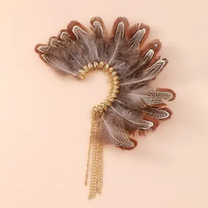 Detailansicht der Boho Feder-Ohrklemme mit Goldketten und Strass, ideal für Party und Festivals.