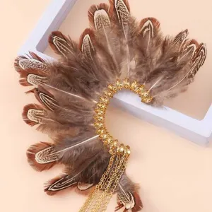 Böhmische Feder Ohrklemme mit goldenen Strasssteinen und Quastenketten für stilvolle Party.