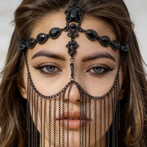 Primo piano della maschera catena viso con strass neri, accessorio per feste e festival.