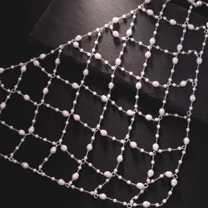 Detaillierte Ansicht der feenhaften Perlen-Haarkette Kopfbedeckung, elegantes Braut-Party-Accessoire.