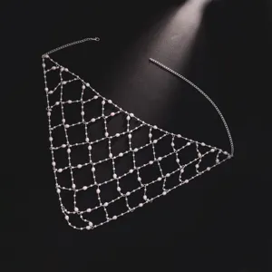 Zarte Perlen Haarkette Detailansicht, elegantes Feen-Stil Hochzeits- und Party-Kopfschmuck.