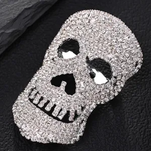 Nahaufnahme einer funkelnden Strass-Totenkopf-Brosche, gotisches dunkles Accessoire-Detail.