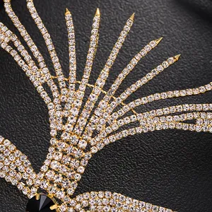 Close-up van het luxe strass-masker voor feestjes, met schitterende kristaldetails en glans.