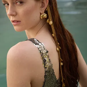 Set de accesorios para el cabello y pendientes de concha dorada, ideal para vacaciones en la playa.
