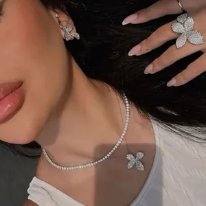 Luxus Strass Blumen Halsketten Set mit glitzernden Kristallen, elegantes Schmuckstück Damen.