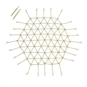 Goldfarbene Haar-Netzkette aus Metall mit Perlenquasten und Haarnadeln für glamouröse Anlässe.