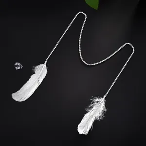 Cadena de cara de diamantes de imitación con plumas blancas, accesorio de joyería.