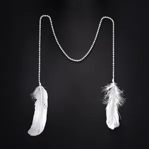 Cadena de cara de estrás con plumas blancas, joya brillante de oreja para fiesta de festival.