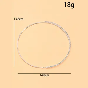 Vista detallada del collar choker asimétrico con dimensiones precisas y gran diseño.