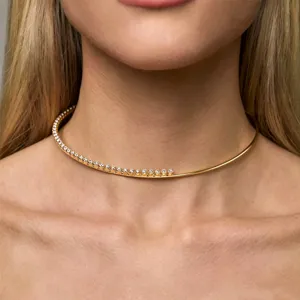 Elegante collar gargantilla asimétrico con diseño dividido entre mitad liso y pedrería.
