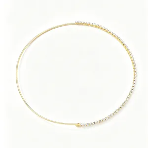Collar gargantilla asimétrica dorada minimalista con cristales brillantes, elegante joya.