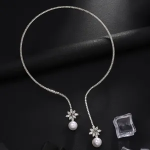 Gros plan détail de collier ouvert en perles de strass de luxe, bijoux de mariée scintillants.