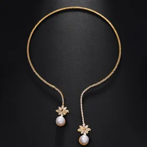 Vue détaillée d'un collier ras du cou doré avec strass scintillants et perles de mariée.