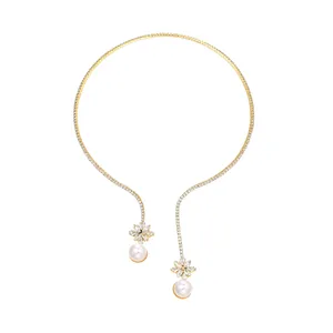 Splendide collier ras de cou ouvert doré avec des strass scintillants et de belles perles.
