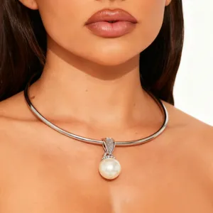 Elegante collar de gargantilla de perlas con cuello de metal y colgante para mujeres moda
