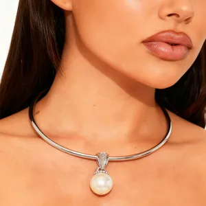 Collar de gargantilla de metal minimalista con colgante de perla para mujer, accesorio elegante.