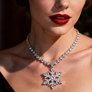 Nahaufnahme der luxuriösen Kristall-Schneeflocken-Halskette, elegante Strass-Schlüsselbeinkette.