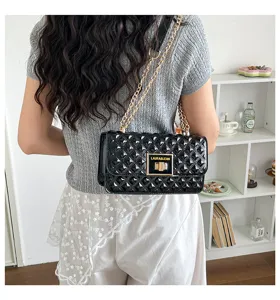 Quilted chain shoulder bag for women, trendy black pu leather crossbody handbag with metal lock.