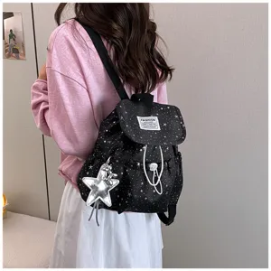 Schwarzer Mini-Rucksack mit Sternen-Print für Damen, süßer Freizeit-Tagesrucksack mit Anhänger.