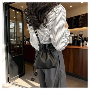 Sac seau noir élégant en cuir souple avec cordon de serrage pour femmes, bandoulière.