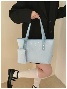 Hellblaue Shopper Handtasche mit Sternen Muster Detail, modische Damentasche mit Etui.